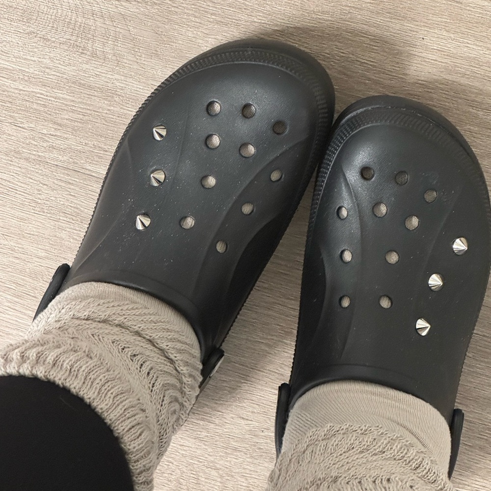 Almost new black bell clog - free gift charms - Sz 9 women's.